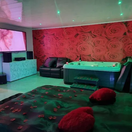 Holiday home Maison Avec Jacuzzi A - Parfait Pour Escapade Romantique Bazoques